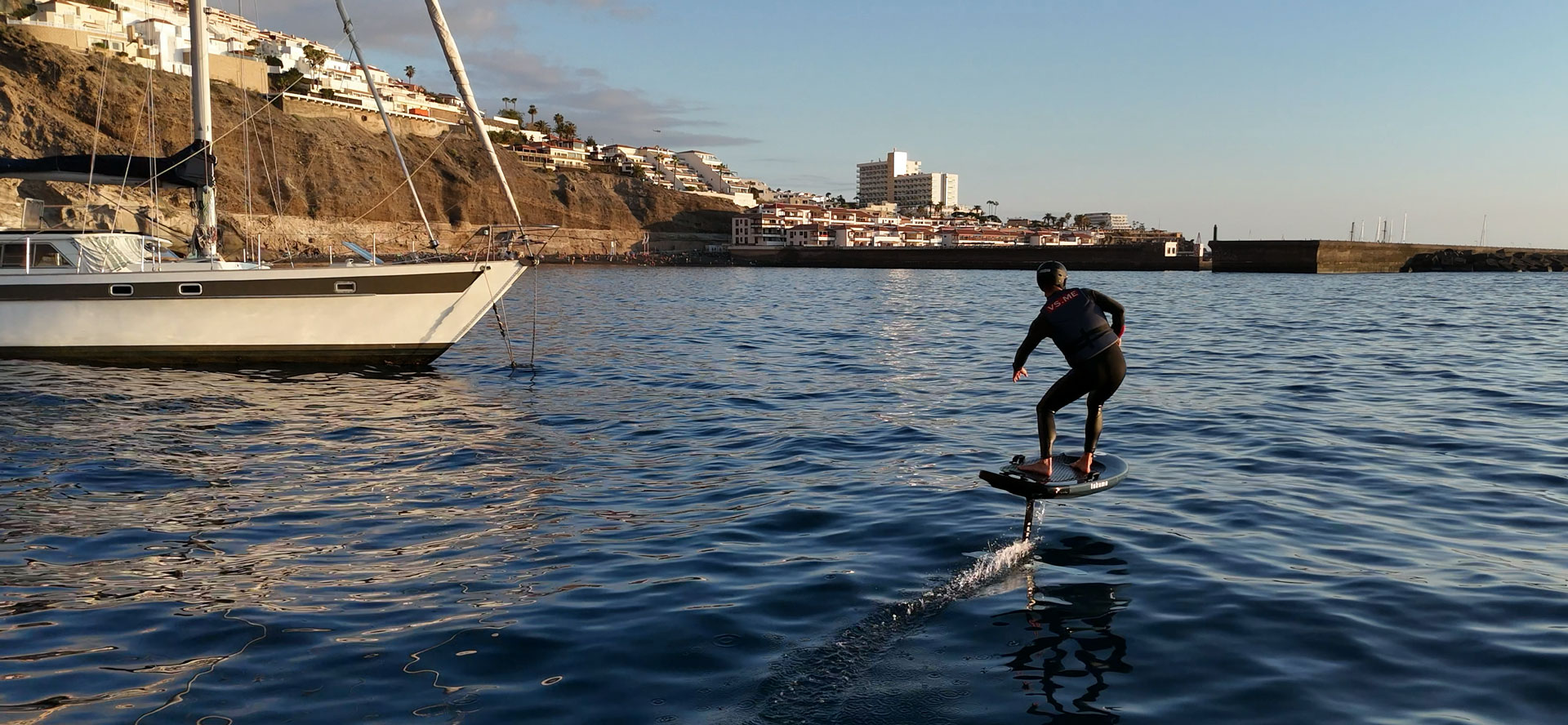Un rider de eFoil volando sobre el mar junto a la costa de Tenerife