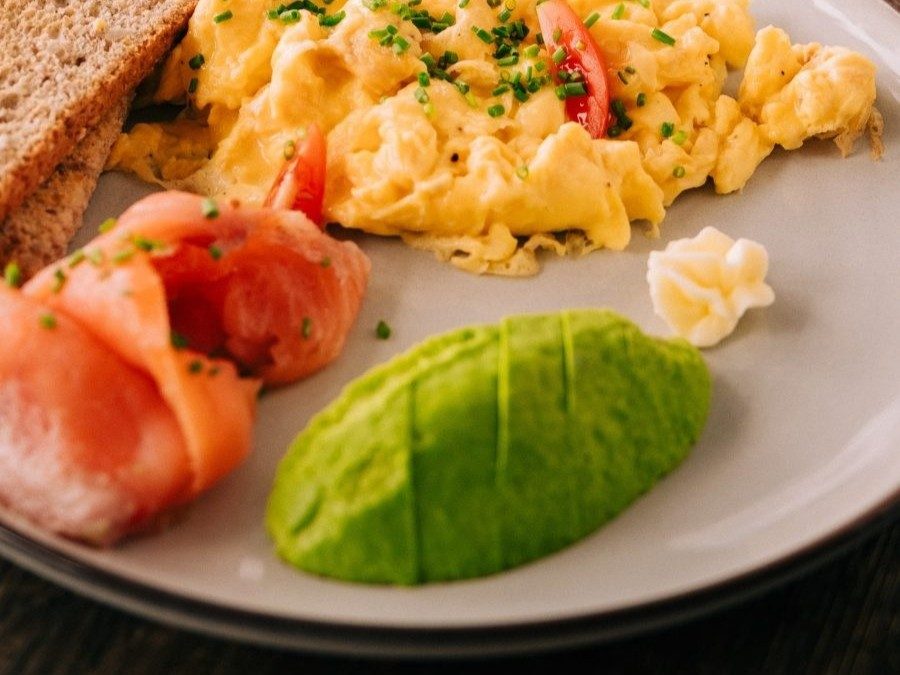 Фирменный скрэмбл с лососем и авокадо в Ocean Freaks Café