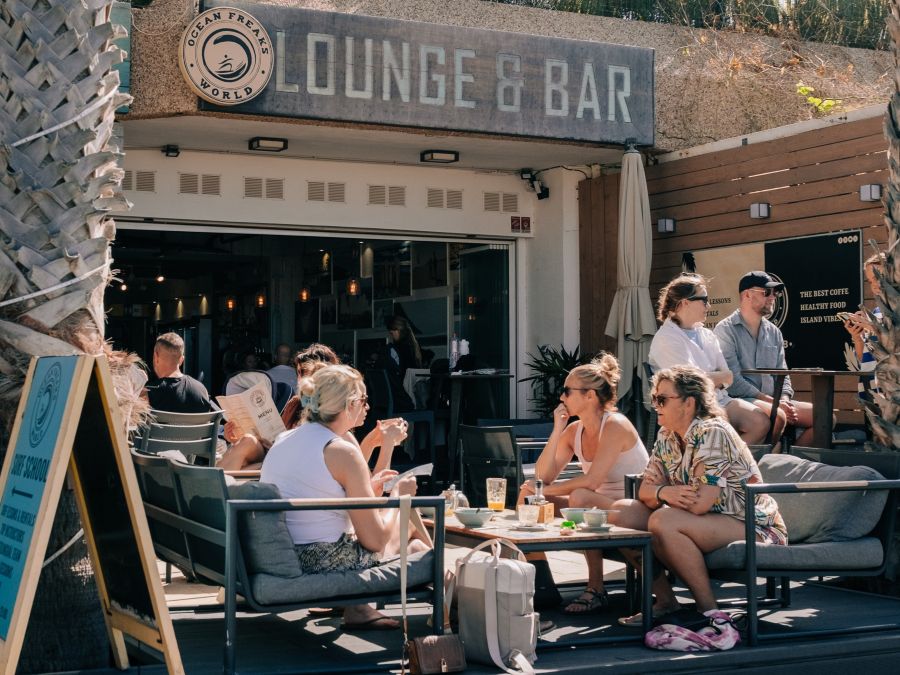Терраса Ocean Freaks Café рядом с океаном в Плайя-де-лас-Америкас