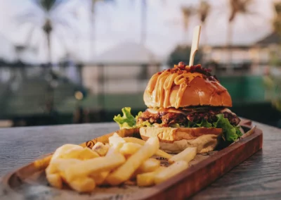 Smash burger con patatas al atardecer en Ocean Freaks Café, Las Américas